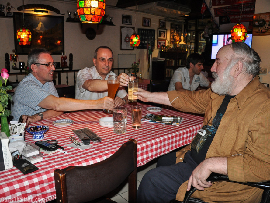 darts_domino_bar_saturday_bangkok_sukhumvit_soi_11_thailand_10