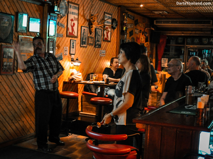 darts_thailand_kenny_vs_sorn_darts_sukhumvit_soi_22_new_cowboy_bar_004