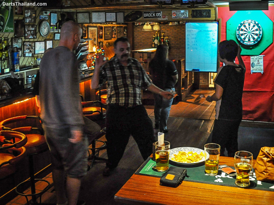 darts_thailand_kenny_vs_sorn_darts_sukhumvit_soi_22_new_cowboy_bar_005