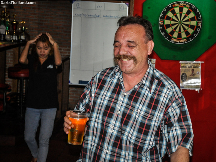 darts_thailand_kenny_vs_sorn_darts_sukhumvit_soi_22_new_cowboy_bar_011