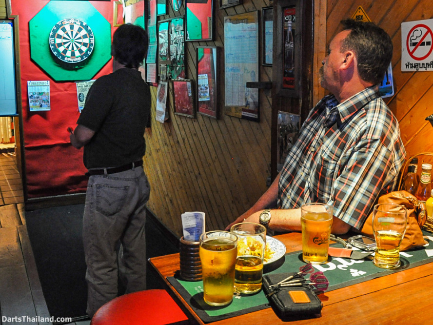 darts_thailand_kenny_vs_sorn_darts_sukhumvit_soi_22_new_cowboy_bar_020