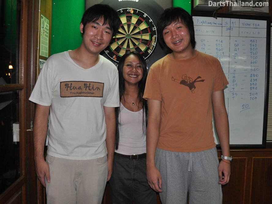 dt1522_jeab_darts_pro_corner_bar_bangkok