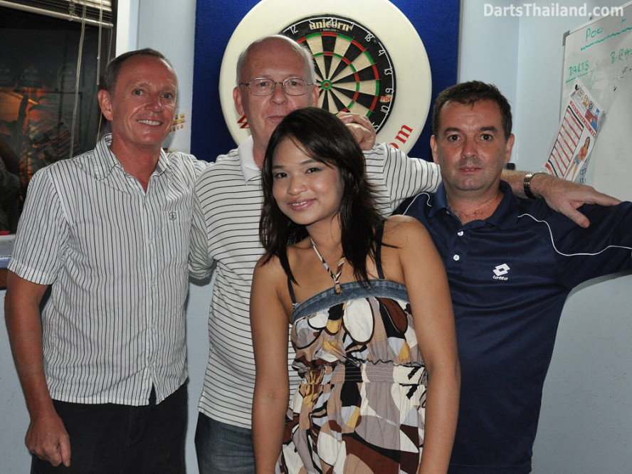 dt1533_mash_bar_darts_team_bangkok