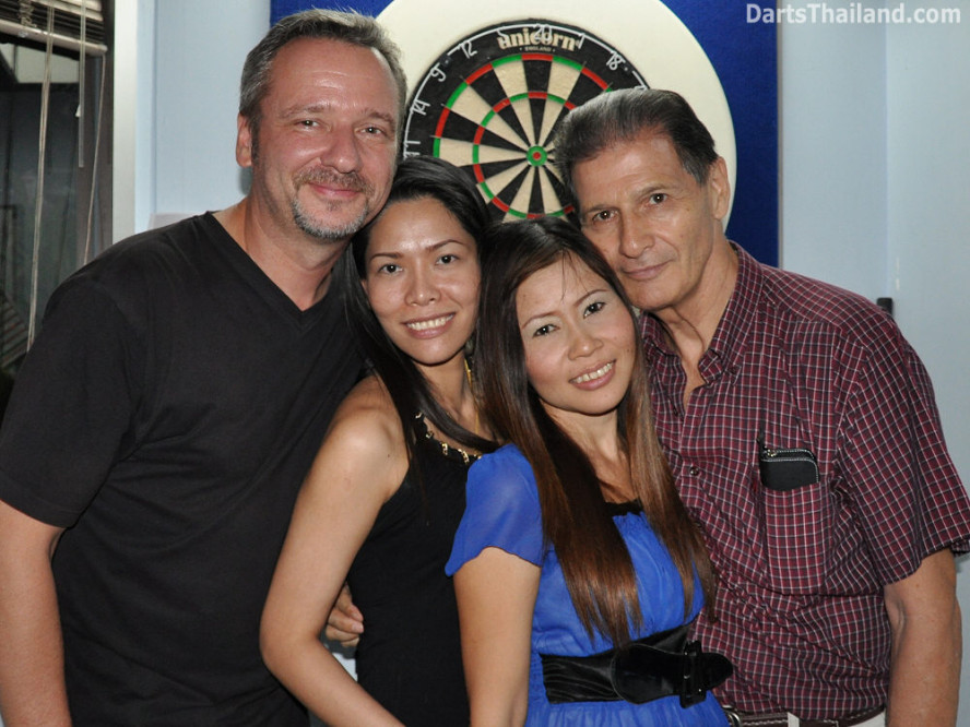 dt1534_hideaway_bar_darts_team_bangkok