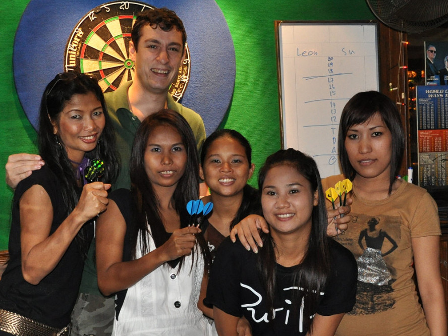 dt1539_flaming_moes_darts_bangkok