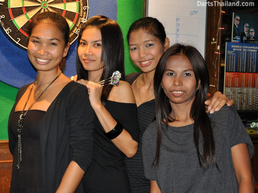 dt1543_flaming_moes_sukhumvit_soi_22_darts_bangkok