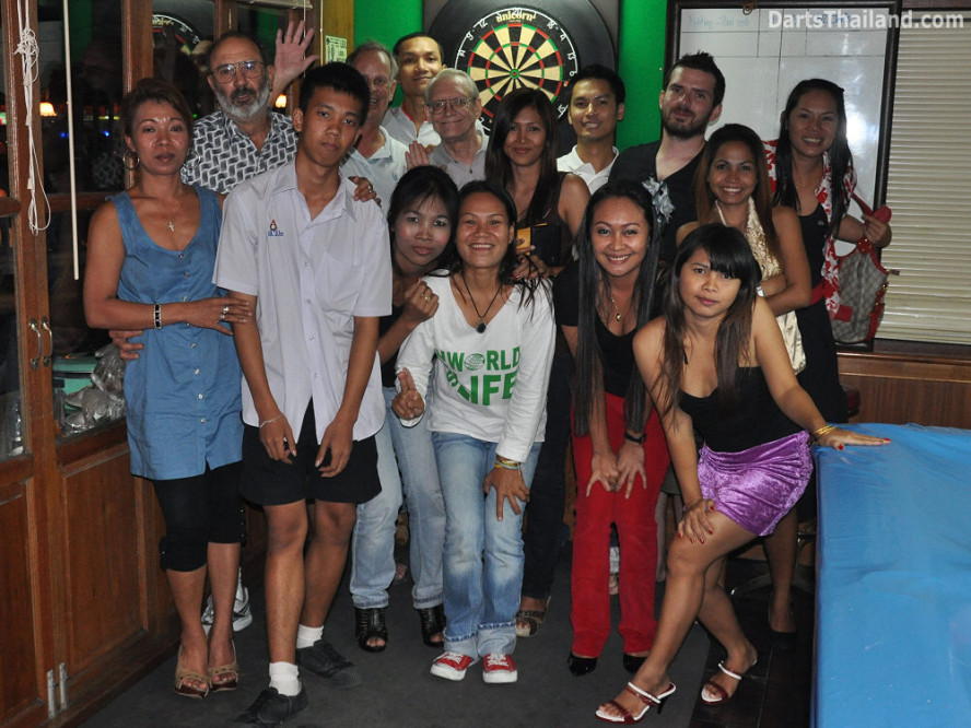 dt1587_dart_team_photo_corner_52_bar_soi_22