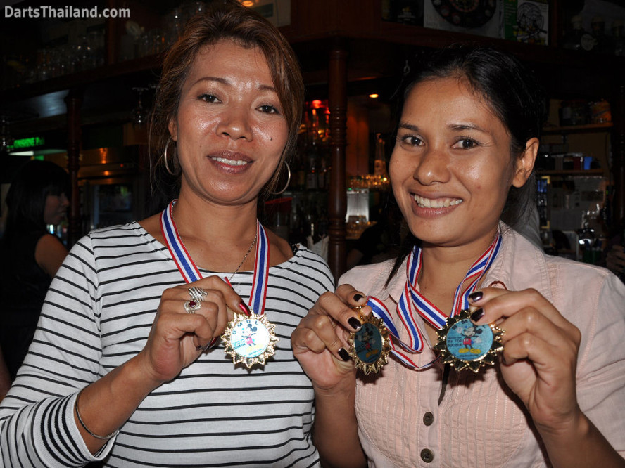 dt1707_bmdl_dart_photo_team_jar_on_52_bar_sukhumvit_soi_22_bangkok