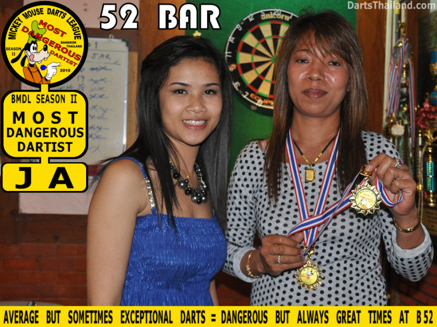 dt1864_nit_ja_52_bar_pub_bmdl_bangkok_mickey_mouse_darts_league_moonshine_sukhumvit_soi_22