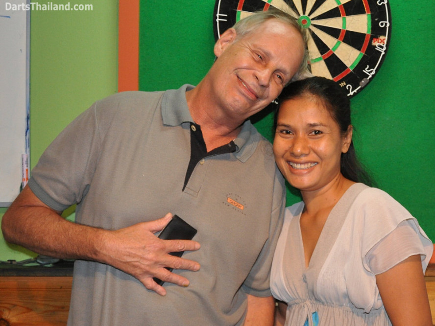 dt1881_tom_on_52_bar_bmdl_bangkok_mickey_mouse_darts_league_moonshine_sukhumvit_soi_22