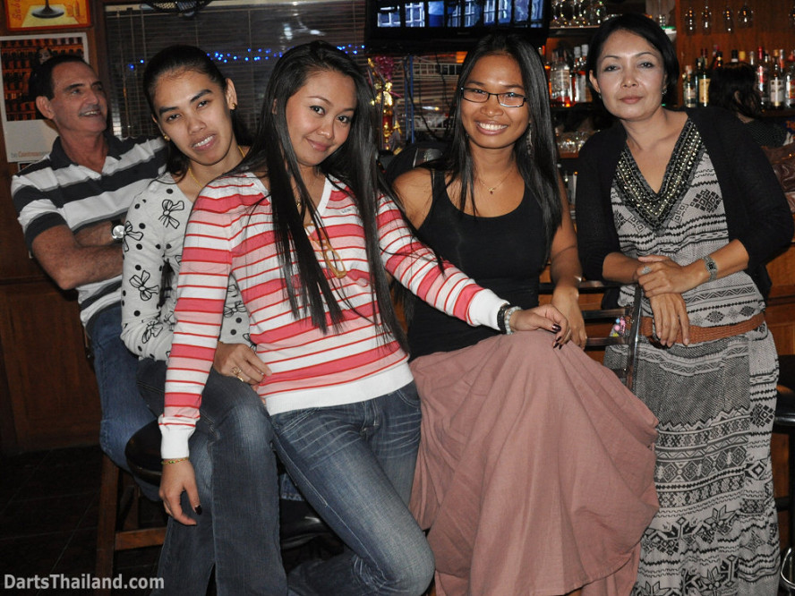 dt2033_sexy_ladies_yorkshire_tri_bar_darts_knockout_52_aloha_corner_sukhumvit_soi_22_bangkok