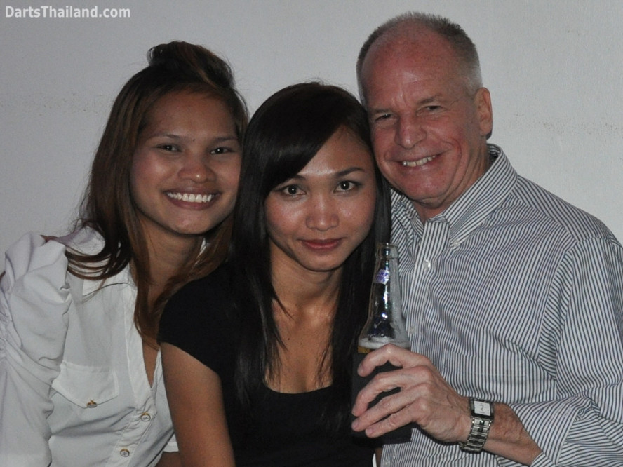 dt2091_sai_nam_tim_yorkshire_tri_bar_darts_knockout_52_aloha_corner_sukhumvit_soi_22_bangkok