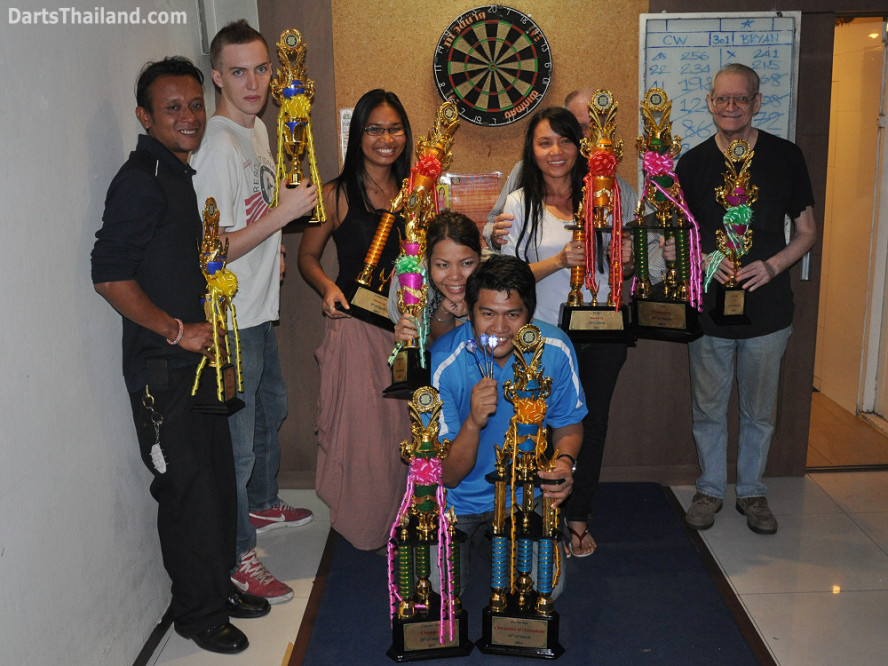 dt2120_trophy_winners_yorkshire_tri_bar_darts_knockout_52_aloha_corner_sukhumvit_soi_22_bangkok