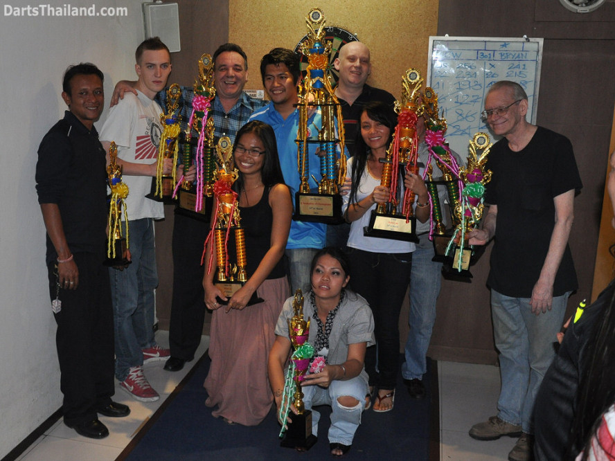 dt2121_trophy_winners_yorkshire_tri_bar_darts_knockout_52_aloha_corner_sukhumvit_soi_22_bangkok