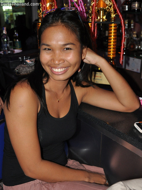 dt2133_sexy_tum_yorkshire_tri_bar_darts_knockout_52_aloha_corner_sukhumvit_soi_22_bangkok