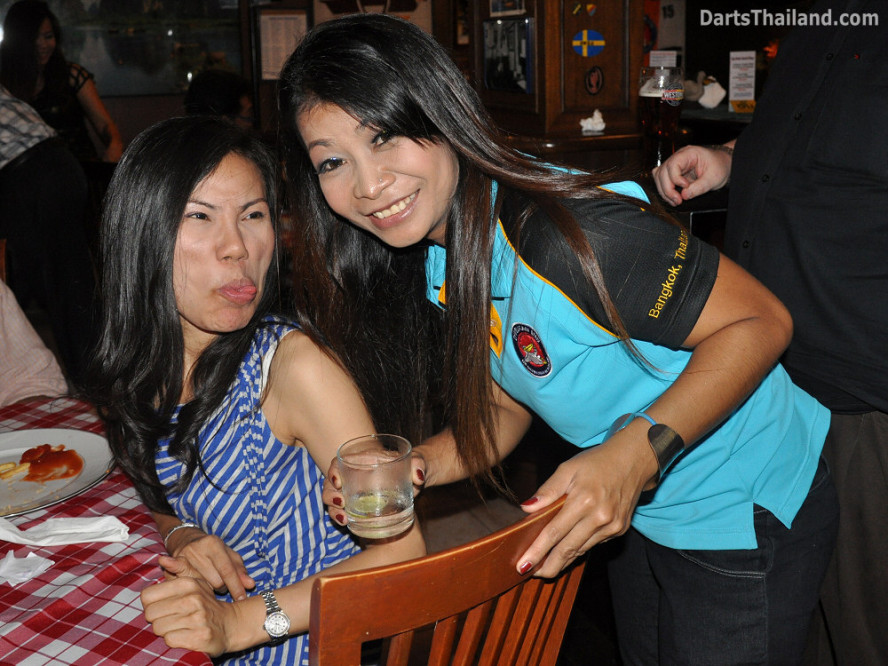 dt2177_charinee_aloha_bar_lsdl_lower_sukhumvit_darts_league_bangkok