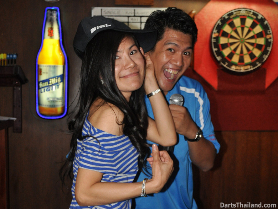 dt2185_charinee_bryan_lsdl_lower_sukhumvit_darts_league_bangkok