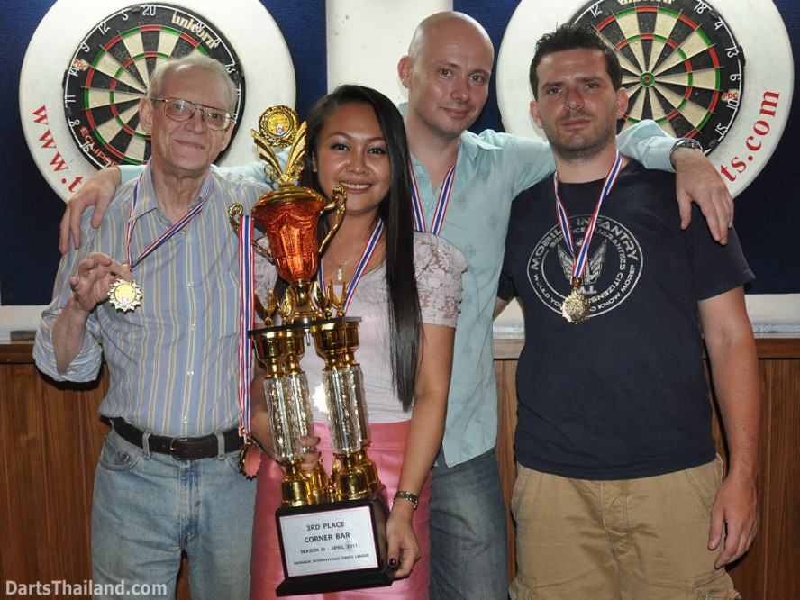 dt2227_cw_jeab_david_steve_bidl_bangkok_international_darts_league_tda_thailand_association