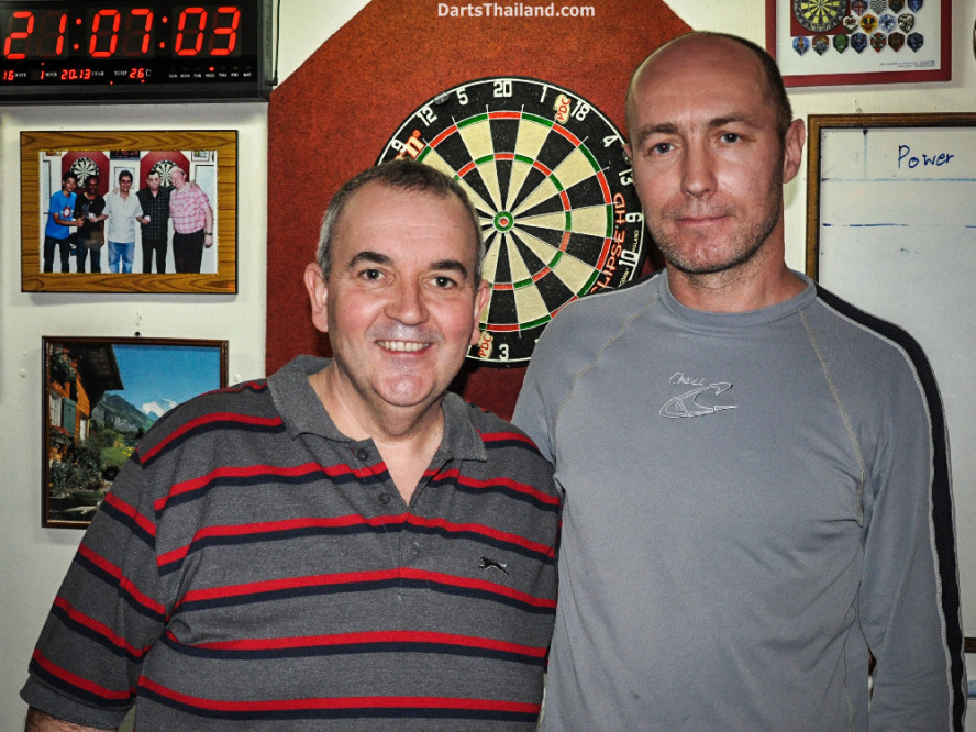 phil_taylor_damian_darts_photo_bangkok_2013_domino_pub_soi_11_sukhumvit_021