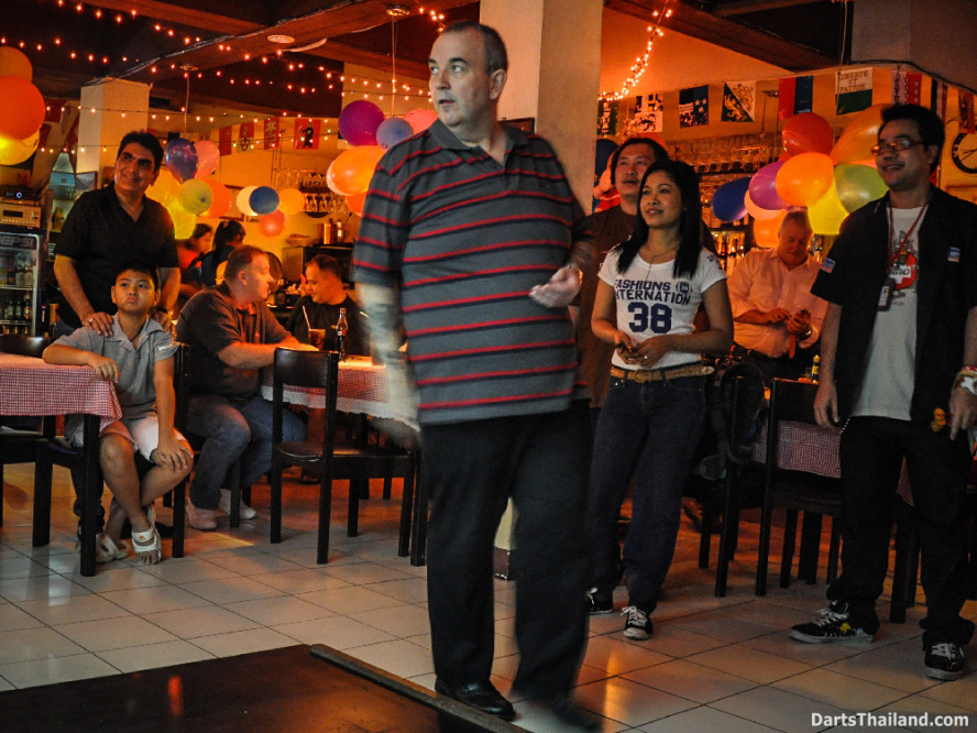 phil_taylor_darts_photo_bangkok_2013_domino_pub_soi_11_sukhumvit_004