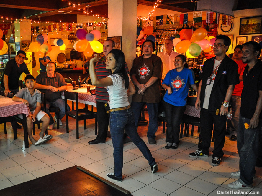 phil_taylor_darts_photo_bangkok_2013_domino_pub_soi_11_sukhumvit_005