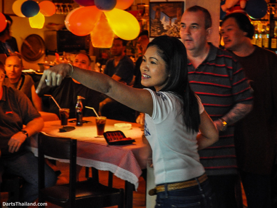 phil_taylor_darts_photo_bangkok_2013_domino_pub_soi_11_sukhumvit_006