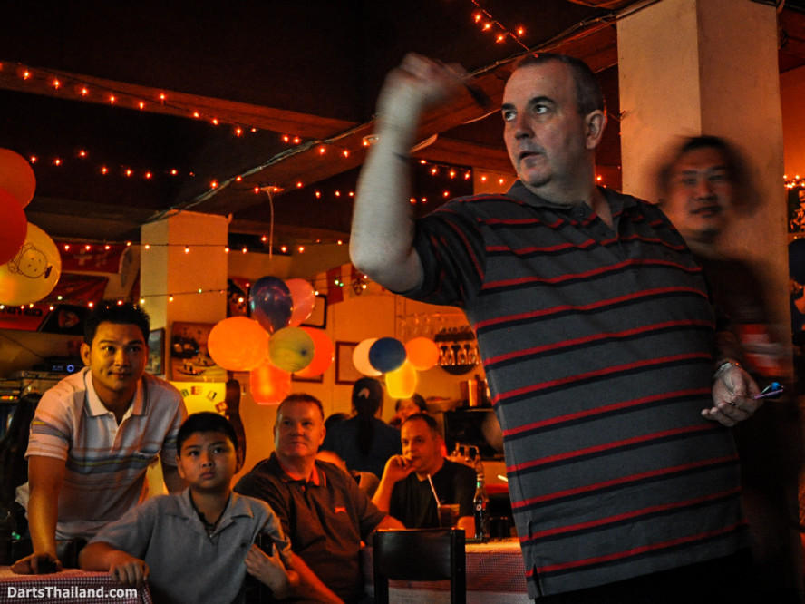 phil_taylor_darts_photo_bangkok_2013_domino_pub_soi_11_sukhumvit_011