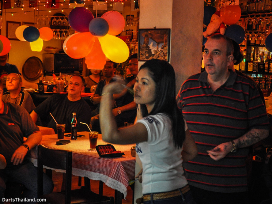 phil_taylor_darts_photo_bangkok_2013_domino_pub_soi_11_sukhumvit_012