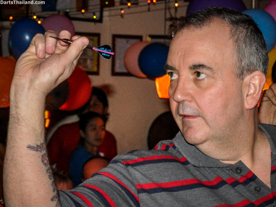 phil_taylor_darts_photo_bangkok_2013_domino_pub_soi_11_sukhumvit_013