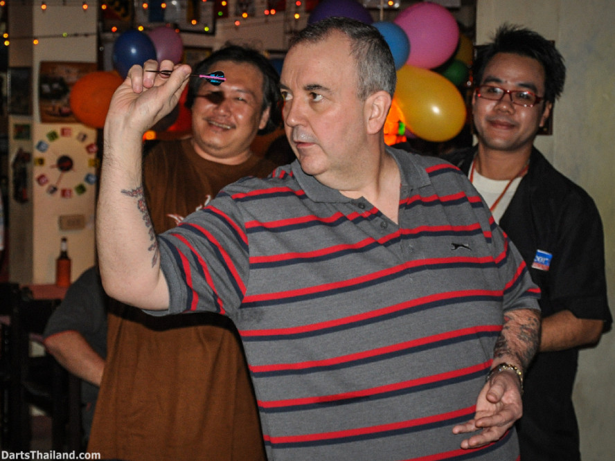 phil_taylor_darts_photo_bangkok_2013_domino_pub_soi_11_sukhumvit_015