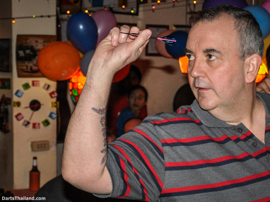 phil_taylor_darts_photo_bangkok_2013_domino_pub_soi_11_sukhumvit_016