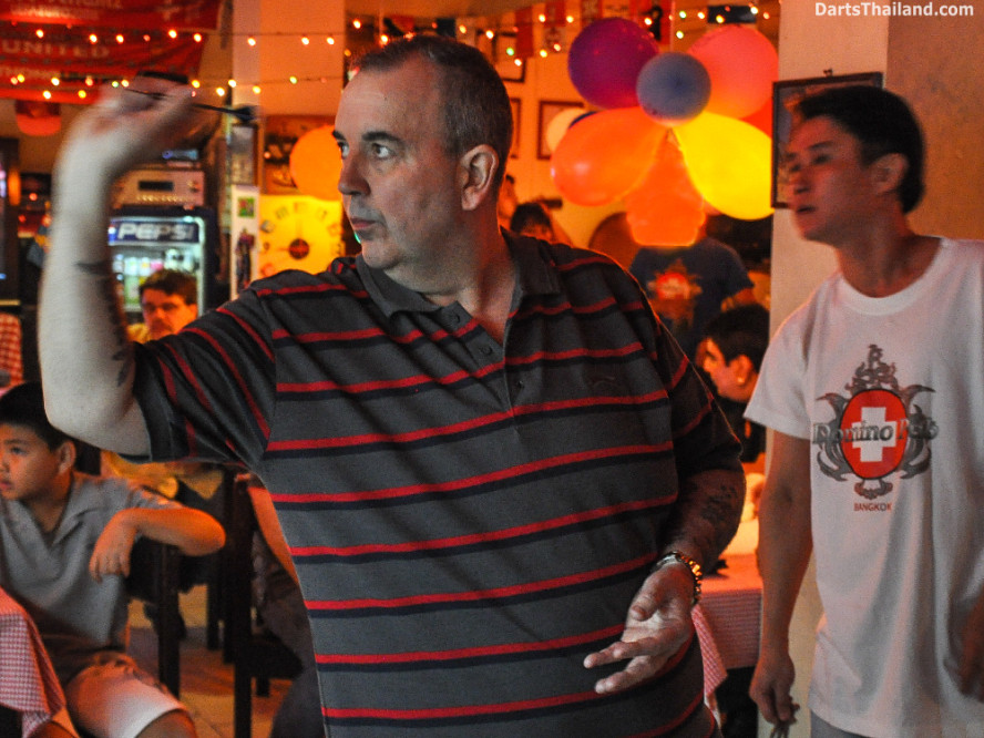 phil_taylor_darts_photo_bangkok_2013_domino_pub_soi_11_sukhumvit_017