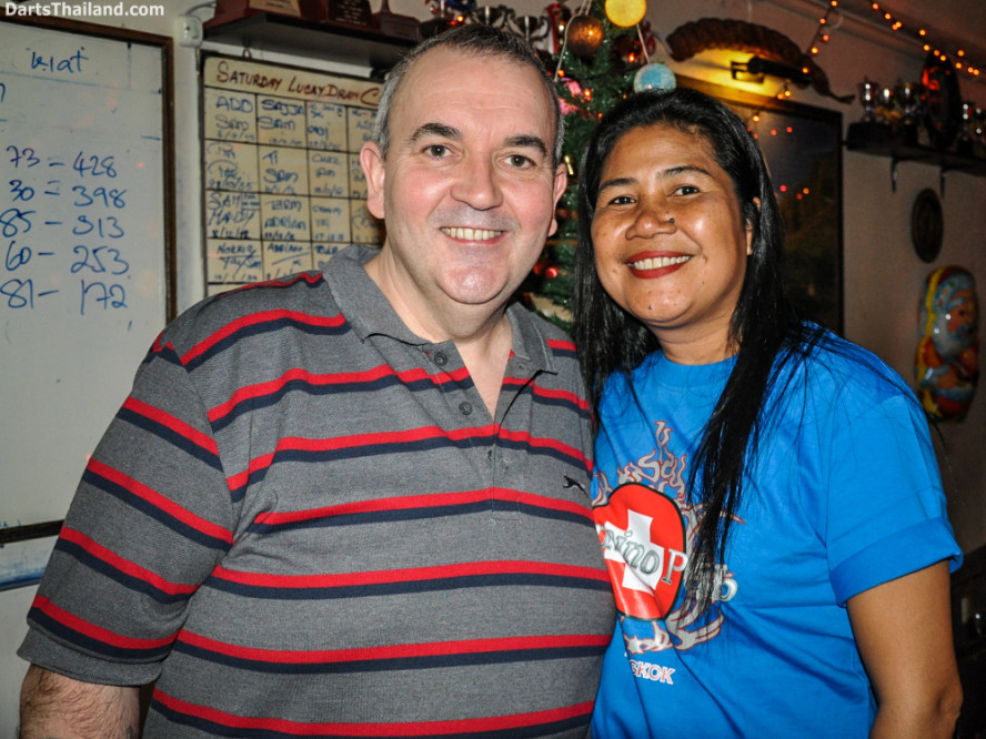 phil_taylor_darts_photo_bangkok_2013_domino_pub_soi_11_sukhumvit_025