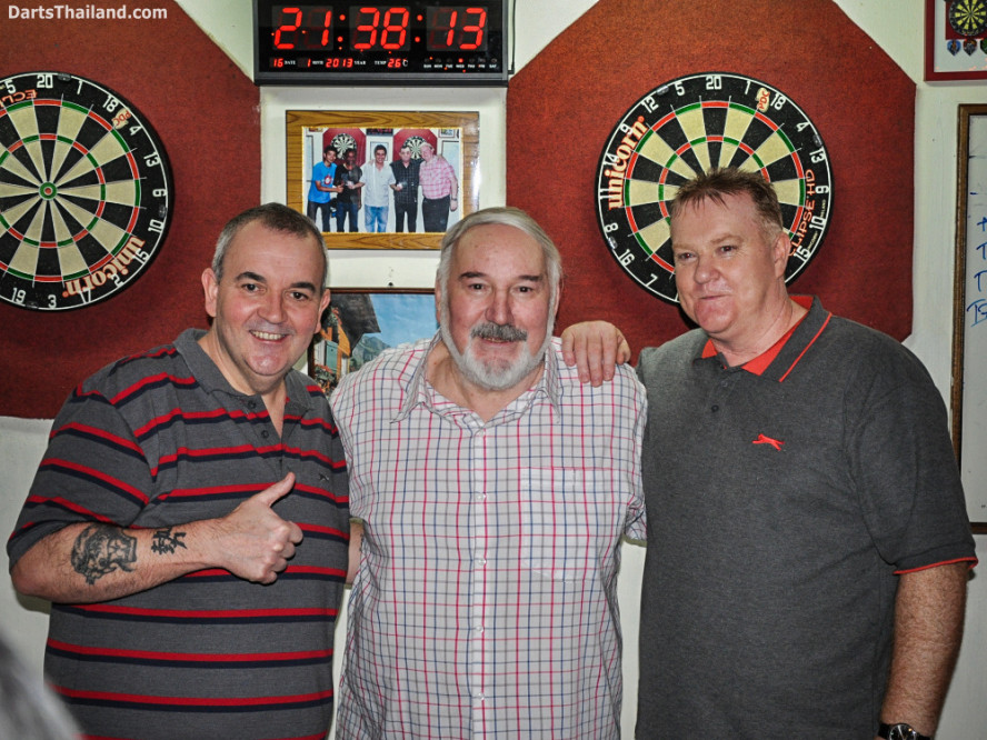 phil_taylor_darts_photo_bangkok_2013_domino_pub_soi_11_sukhumvit_032