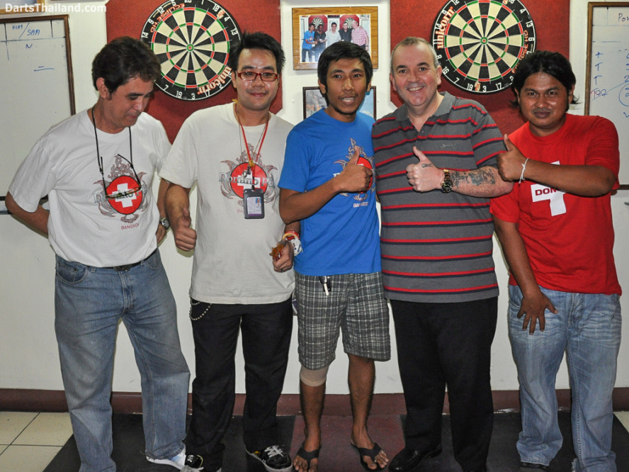 phil_taylor_darts_photo_bangkok_2013_domino_pub_soi_11_sukhumvit_034