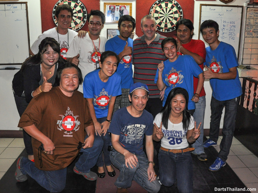 phil_taylor_darts_photo_bangkok_2013_domino_pub_soi_11_sukhumvit_035