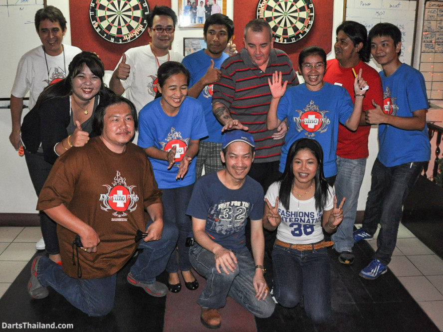 phil_taylor_darts_photo_bangkok_2013_domino_pub_soi_11_sukhumvit_036