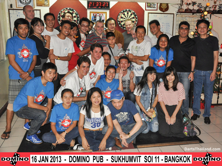 phil_taylor_darts_photo_bangkok_2013_domino_pub_soi_11_sukhumvit_037