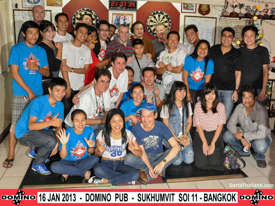 phil_taylor_darts_photo_bangkok_2013_domino_pub_soi_11_sukhumvit_038