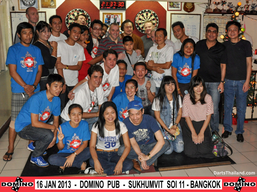 phil_taylor_darts_photo_bangkok_2013_domino_pub_soi_11_sukhumvit_039