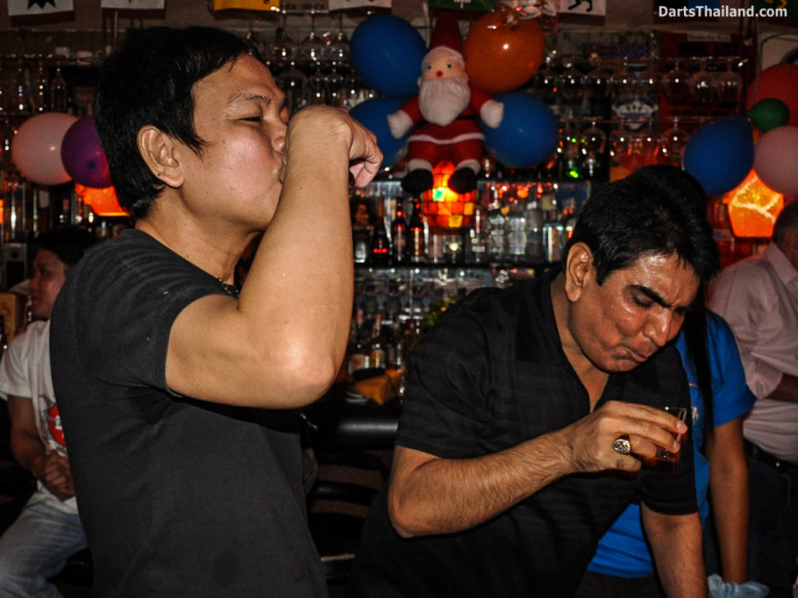 phil_taylor_darts_photo_bangkok_2013_domino_pub_soi_11_sukhumvit_042