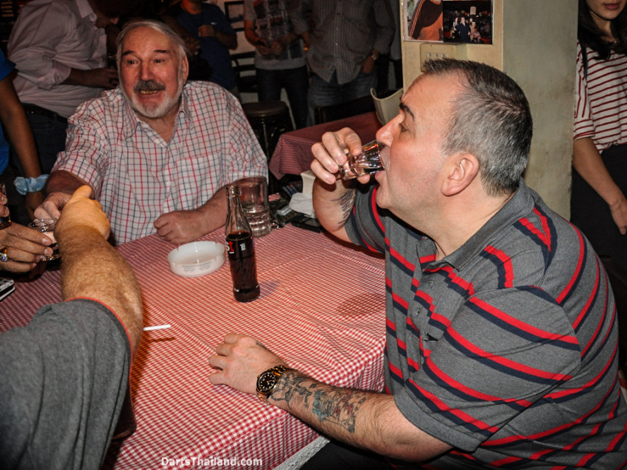 phil_taylor_darts_photo_bangkok_2013_domino_pub_soi_11_sukhumvit_043