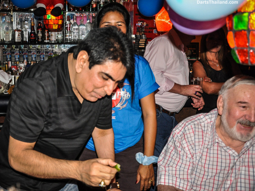 phil_taylor_darts_photo_bangkok_2013_domino_pub_soi_11_sukhumvit_044