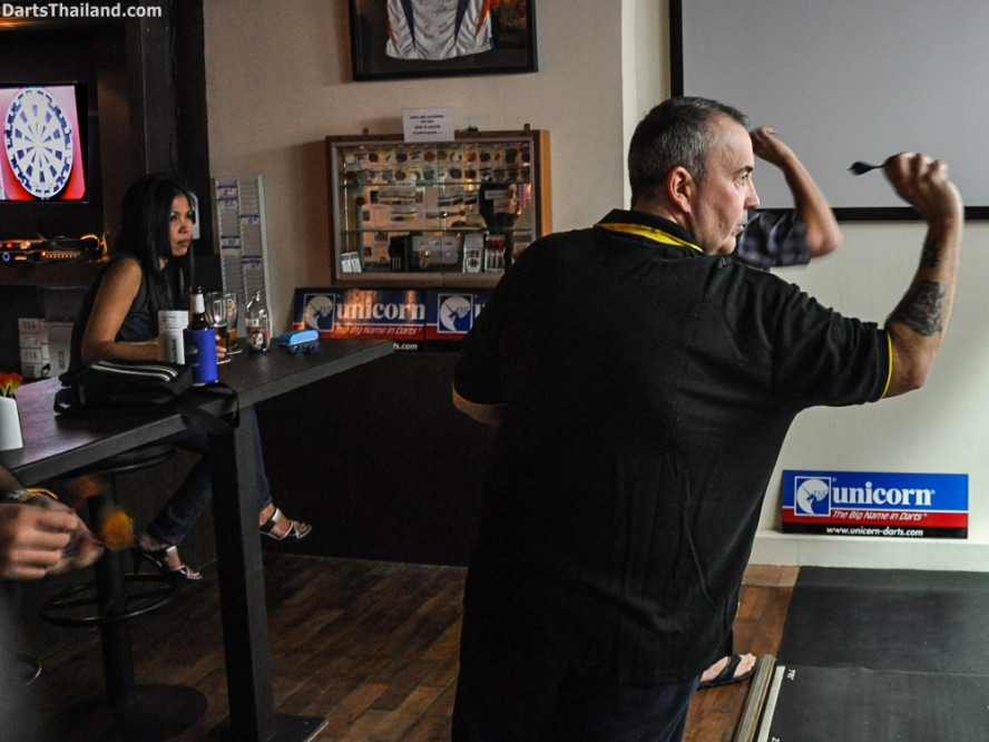 phil_taylor_darts_photo_bangkok_2013_sportsman_bar_soi_13_sukhumvit_049