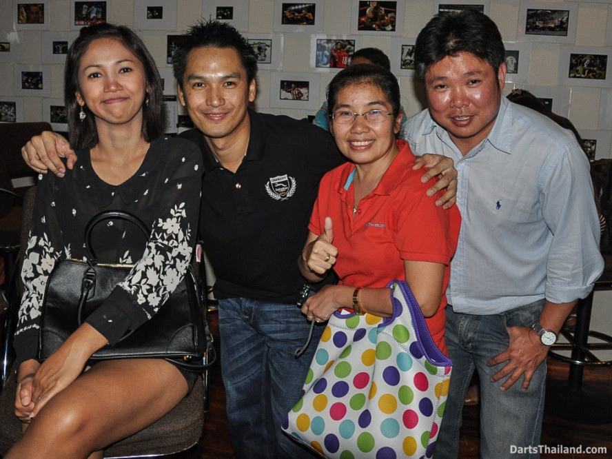 phil_taylor_darts_photo_bangkok_2013_sportsman_bar_soi_13_sukhumvit_052