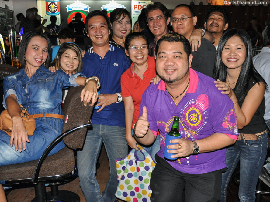 phil_taylor_darts_photo_bangkok_2013_sportsman_bar_soi_13_sukhumvit_053