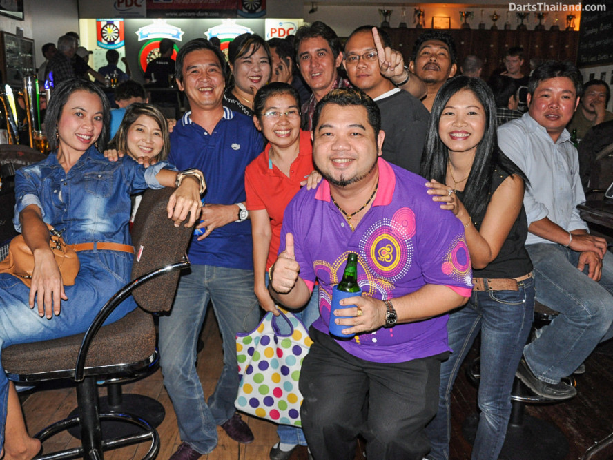 phil_taylor_darts_photo_bangkok_2013_sportsman_bar_soi_13_sukhumvit_054