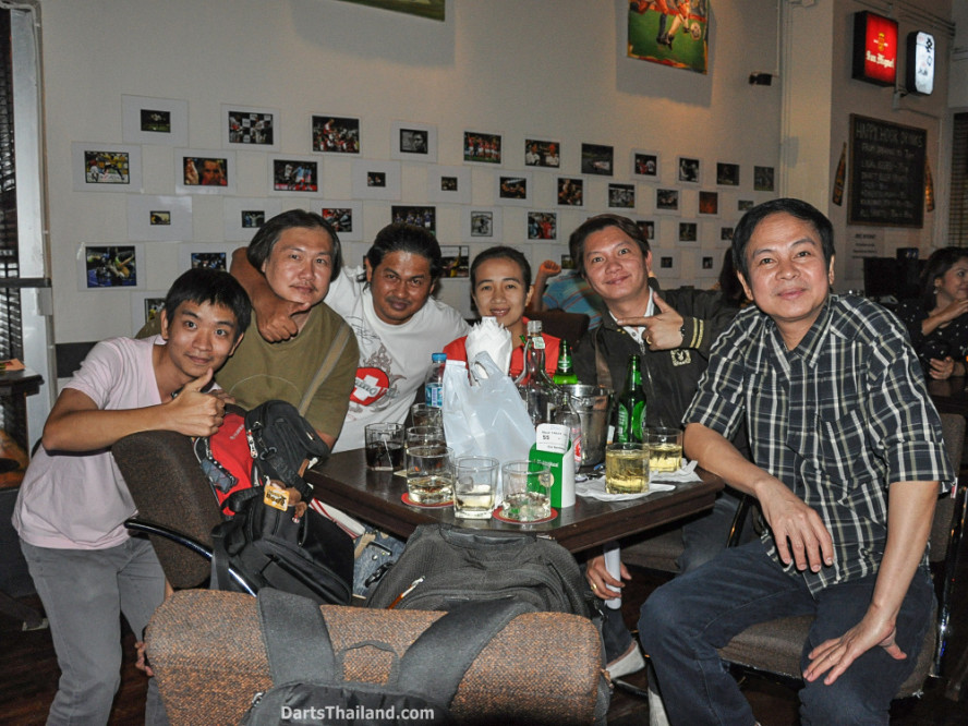 phil_taylor_darts_photo_bangkok_2013_sportsman_bar_soi_13_sukhumvit_055