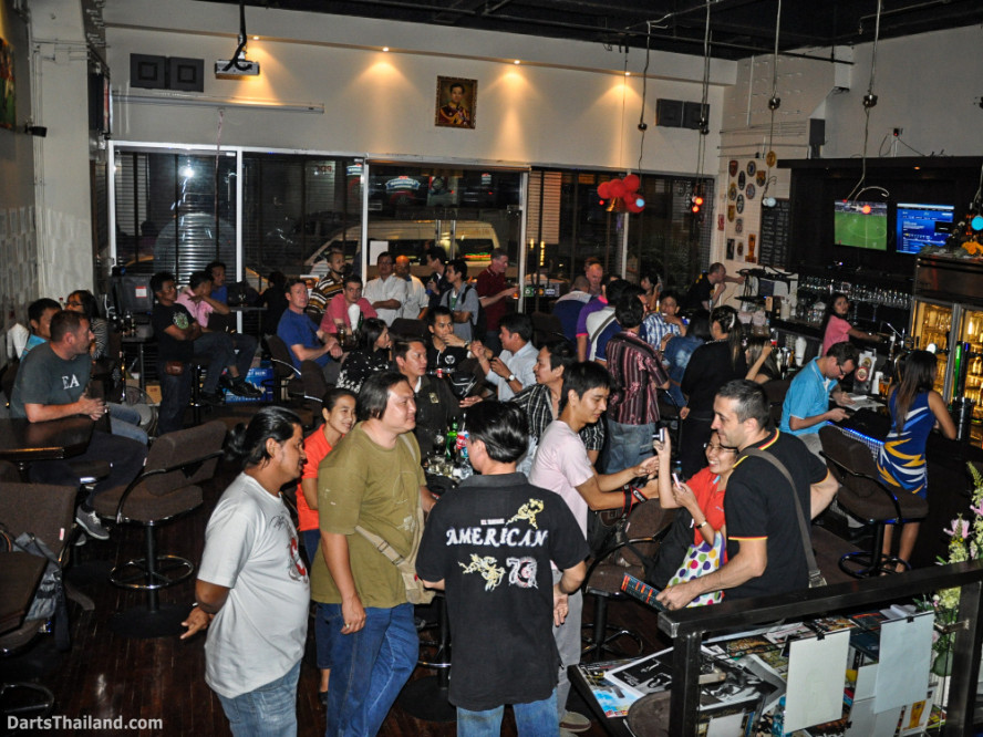 phil_taylor_darts_photo_bangkok_2013_sportsman_bar_soi_13_sukhumvit_057