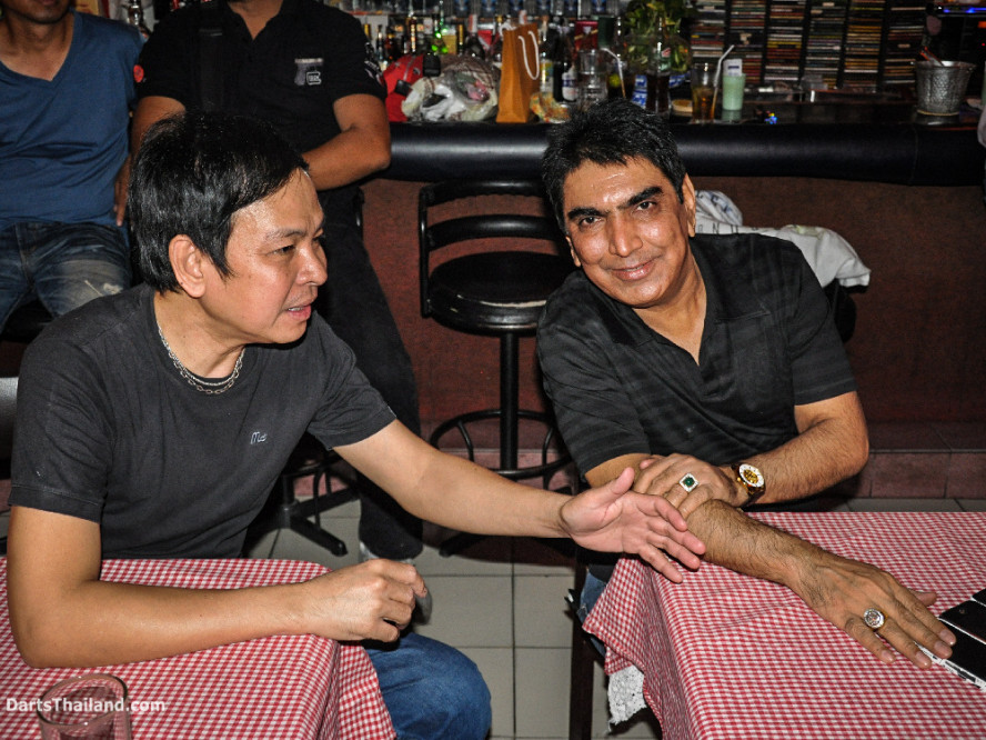 phil_taylor_dew_vichai_darts_photo_bangkok_2013_domino_pub_soi_11_sukhumvit_018